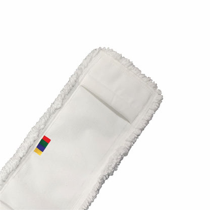 Lähikuva Arcora International GmbH:n Arcora Micro Easy Db-Fc Mopp Weiss Mit Deckblatt -mopista, joka on valkoinen suorakulmainen mikrokuitumoppi, jossa on kuvioidut reunat ja pieni nelivärinen riipus: punainen, keltainen, vihreä ja sininen.