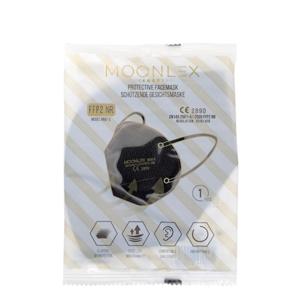 Eine versiegelte Altruan MOONLEX FFP2 Maske, 5-lagig, CE2890 zertifiziert, ist einzeln verpackt mit klarer Beschriftung und Symbolen für Filtration und Atmungsaktivität. Im Inneren befindet sich eine schwarze Maske mit Ohrschlaufen für bequemen Gebrauch.