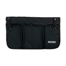 Arcora Multi Tool Belt -vyölaukku mustalla hihnalla Arcora International GmbH:lta on musta kangaslaukku, jossa on kolme etutaskua, kaksi yläosasta säädettävää solkihihnaa ja "ARCORA"-painatus valkoisella oikeassa alakulmassa.