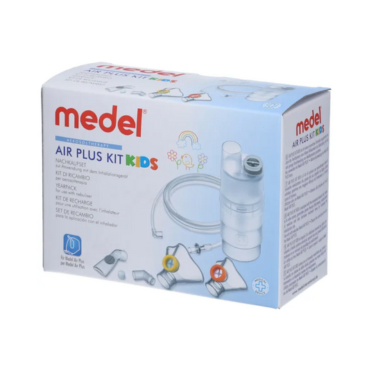 Medel® Air Plus Kids Yearpack -inhalointilaitteen laatikko Beurer GmbH:ltä, joka sisältää sumuttimen, nenäsuihkun ja lisävarusteita lasten hengityksen hoitoon. Valkoisessa laatikossa on sinistä ja punaista tekstiä, sumutinkomponenttien kuvia sekä lapsiystävällisiä grafiikoita sateenkaaresta, pilvistä ja auringosta.