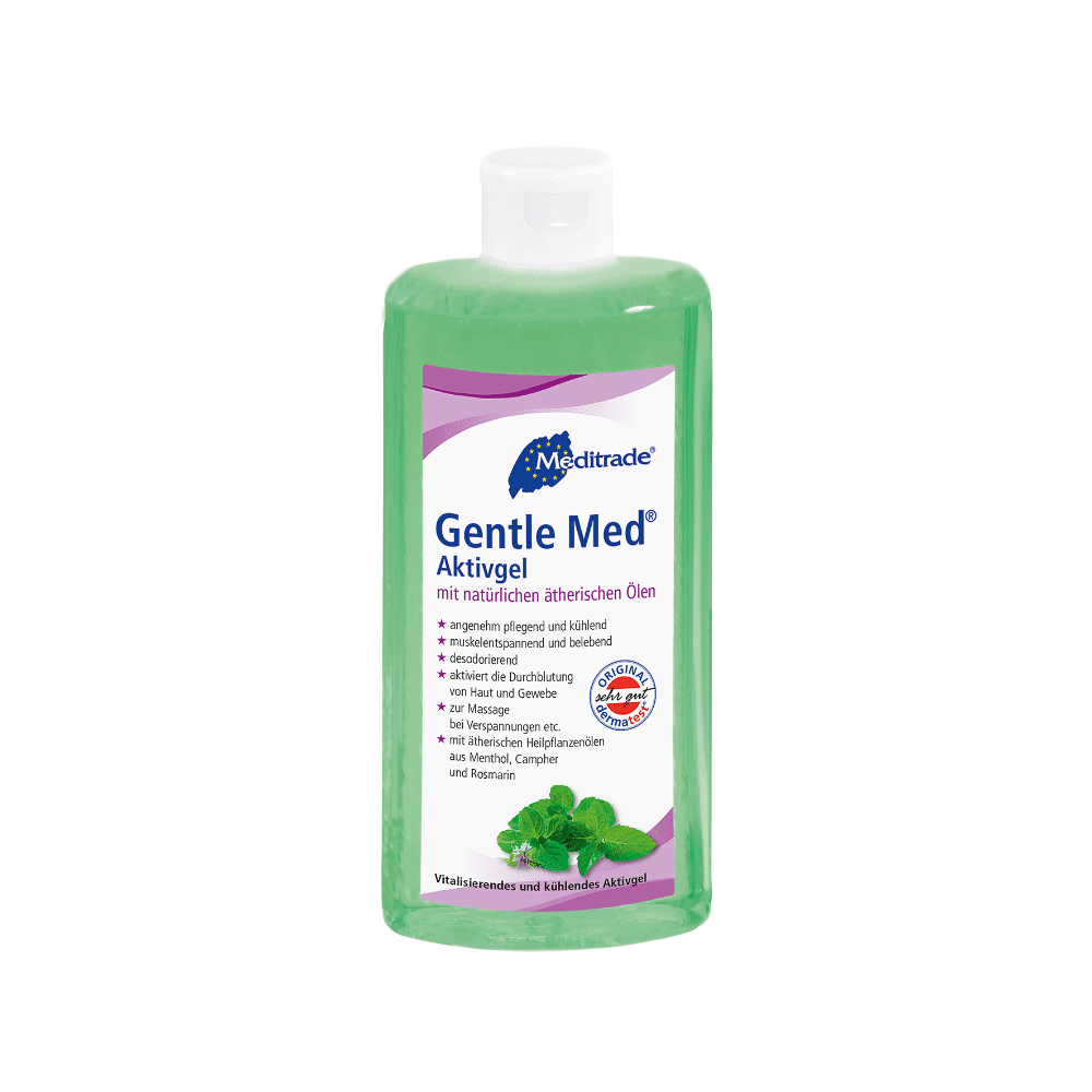 500 ml:n pullo Meditrade Gentle Med® Aktivgel -geeliä Meditrade GmbH:lta, joka sisältää viilentävää vihreää geeliä, johon on lisätty luonnollisia eteerisiä öljyjä, kuten mentolia ja rosmariinia. Saksalainen etiketti täydentyy valkoisella kääntökorkilla.