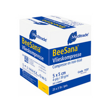 Eine Schachtel Meditrade BeeSana® Vlieskompresse steril, 4-lagig, Vlies, Maße 5x5 cm, mit 25 Packungen à 2 Stück steril von der Meditrade GmbH