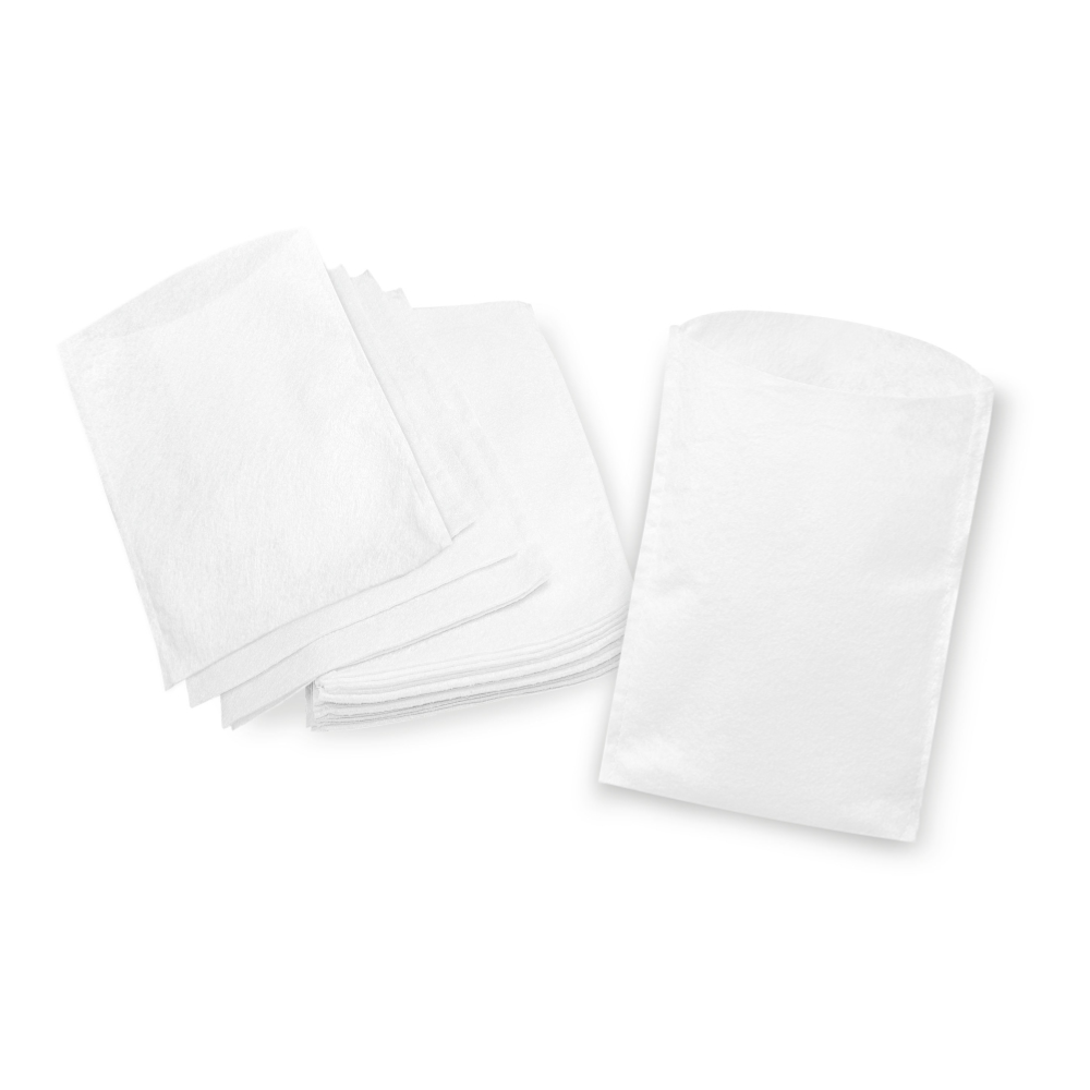 Pino siististi taiteltuja valkoisia paperiserviettejä vieressä pino taittamattomia Meditrade-kertakäyttöpesukäsineitä, kaikki asetettu valkoiselle taustalle.