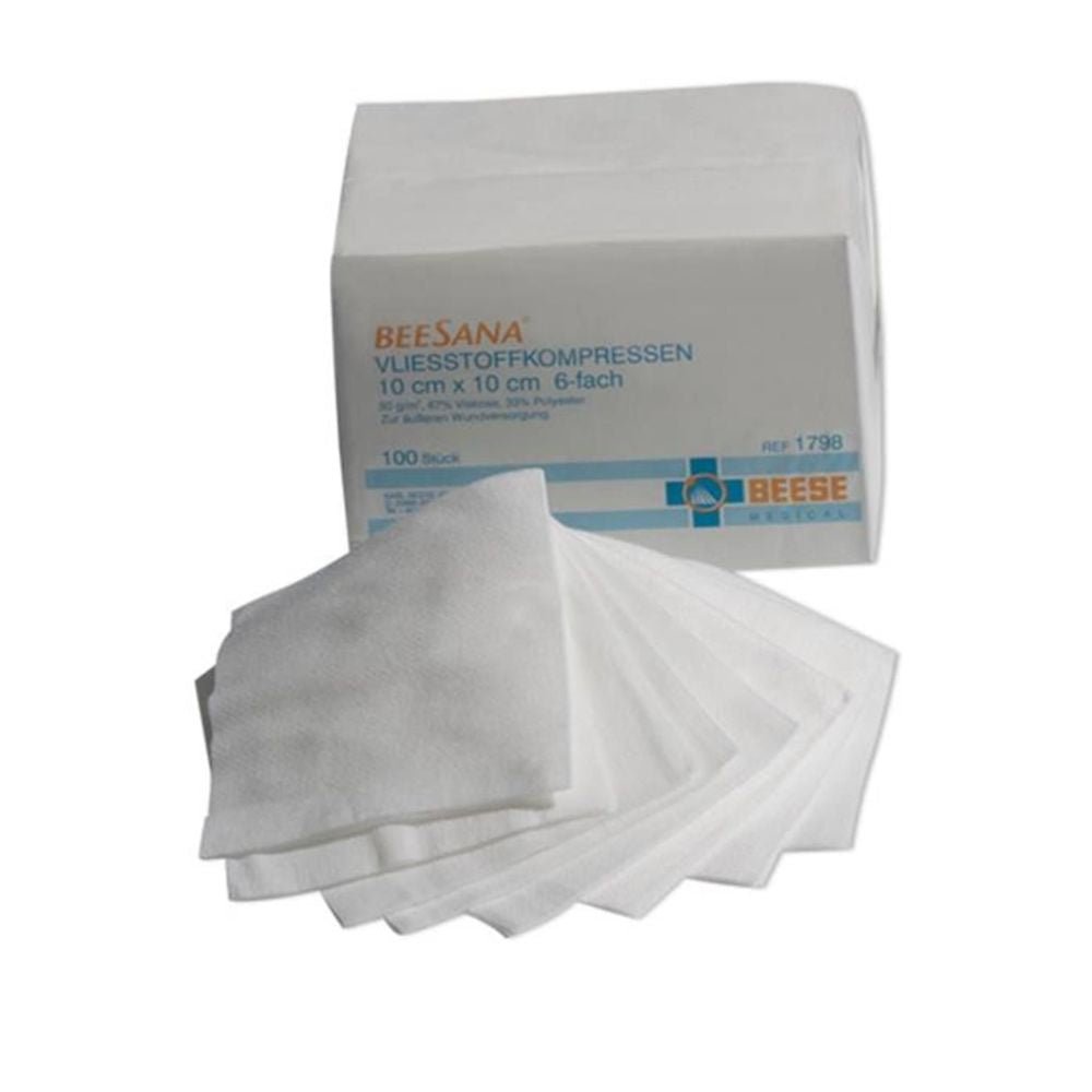 Näytetään steriloimaton Meditrade BeeSana® kuitukompressipakkaus, jossa on 100 steriloimatonta nelikerroksista arkkia koossa 10 x 10 cm. Meditrade GmbH kuvailee niitä ihanteellisiksi haavanhoitoon. Useita kompresseja esitellään tyylikkäästi pakkauksen ulkopuolella niiden tehokkuuden korostamiseksi.