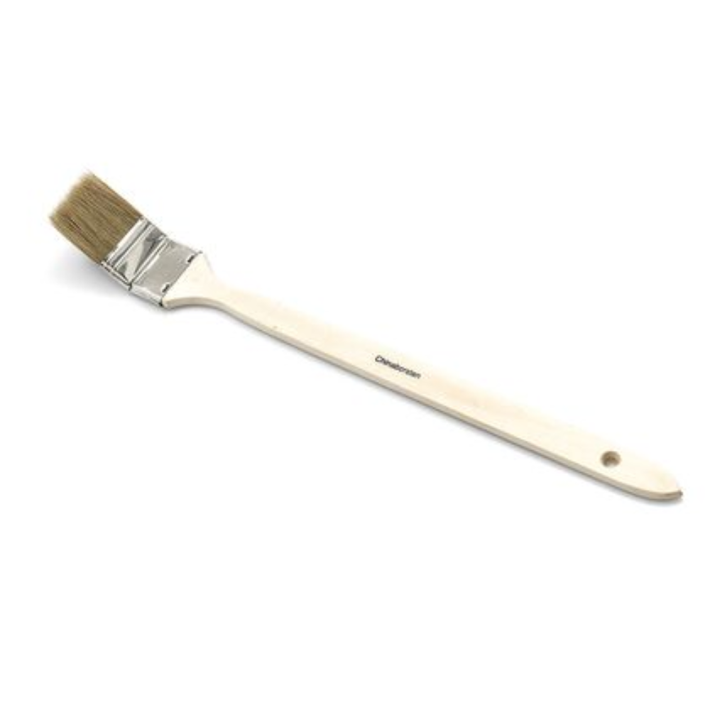 Nölle Profi Brush -teollisuuslämpöpatterisiveltimessä, valmistajana Nölle Profi Brush Bürsten- & Pinseltechnik e.K., on beige puinen kahva, ruskeat harjakset, ergonominen muotoilu ripustusreiällä ja hopeinen metalliholkki vaaleiden harjasten sekoituksen kiinnittämiseen.