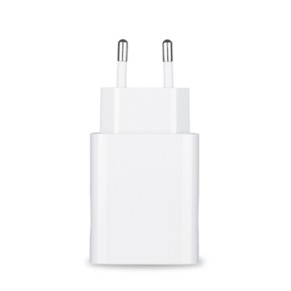 Pluslife Mini Dockin virtalähde ja virtalähdesuojapussi ovat tyylikäs eurooppalainen valkoinen pistokesovitin, jossa on kaksi metallinastaa, ja se sopii erinomaisesti elektronisten laitteiden käyttöön. Se esitetään pystysuorassa yksinkertaista valkoista taustaa vasten, mikä korostaa sen tyylikästä ja minimalistista muotoilua.