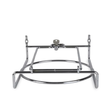 Das Dr. Schumacher DESCO WIPES HALTERUNGEN KLEIN der Dr. Schumacher GmbH ist ein Metalldrahtgestell mit aufrechten Stützen, ideal für die hygienische Aufbewahrung und den Transport von Artikeln wie Desinfektionstüchern für den einfachen Zugriff unterwegs.
