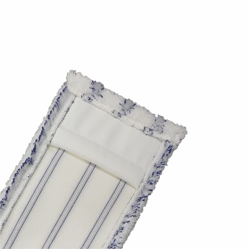 Lähikuva Arcora International GmbH:n Arcora EXCELLENT SOFT MOPP BLAU-WEISS -tuotteesta: suorakulmainen valkoinen tyyny, jossa on siniset saumat ja rakenteellinen reuna, suunniteltu pehmeillä kuiduilla tehokkaaseen, lempeään lattianhoitoon.