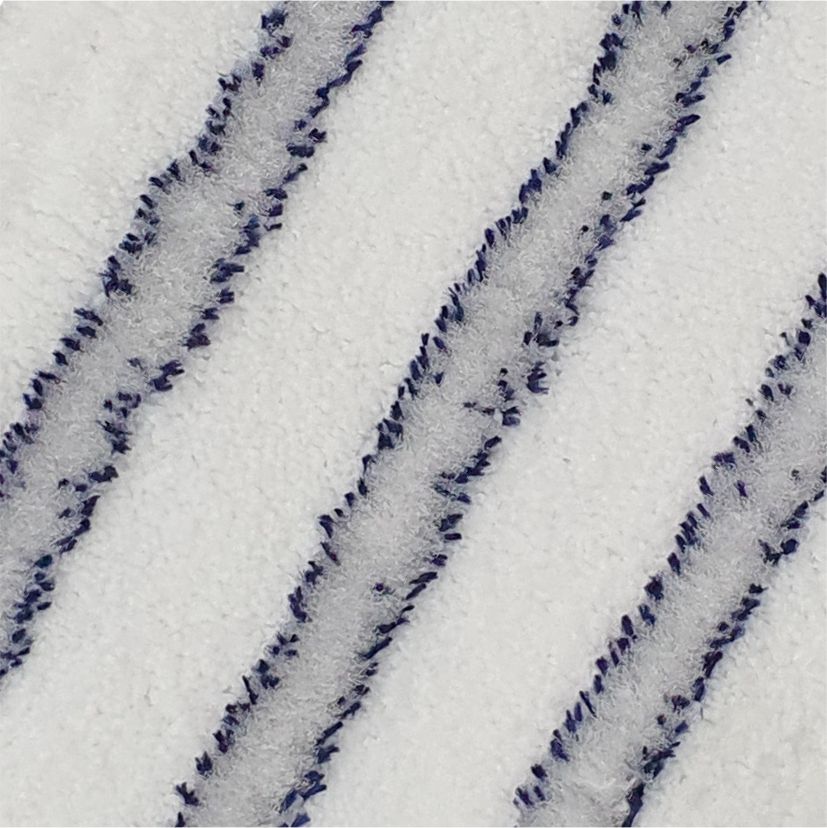 Lähikuva Arcora International GmbH:n Arcora EXCELLENT SOFT MOPP BLAU-WEISS -tuotteesta: Valkoisella, rakenteellisella pinnalla kolme tasaisesti jakautunutta, hieman koholla olevaa diagonaaliviivaa tumman- ja vaaleansinisinä, pehmeinä kuituina luovat laadukkaan viimeistelyn.