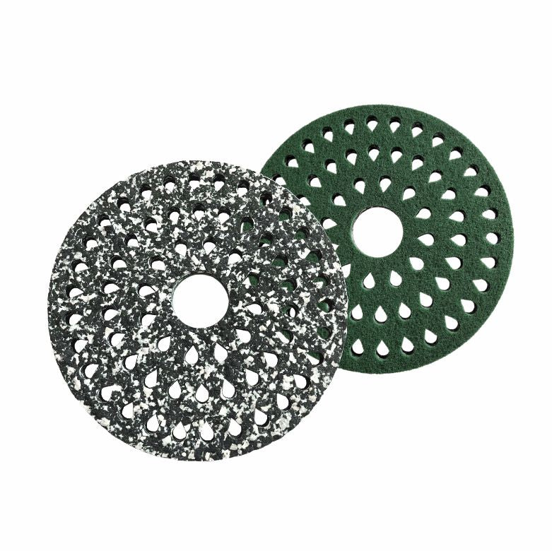 Kaksi Arcora Pu-Pads Light -laitetta (Waterdrop-järjestelmä) pienille yhdistelmäkoneille: yksi mustavalkoisesti pilkullinen, toinen yksivärinen vihreä, molemmat pyöreitä ja keskireiällisiä. Ihanteellinen Arcora International GmbH:n ylläpitosiivoukseen.