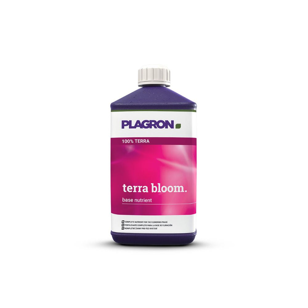 Plagron Terra Bloom, Bertels B.V.:n premium-kukintalannoite, on esitelty tummassa pullossa, jossa on valkoinen korkki ja vaaleanpunainen etiketti, jossa on tuotteen nimi ja tuotemerkin logo. '100% Terra' on kirjoitettu valkoisella violetilla taustalla optimaalista kukintaa varten.