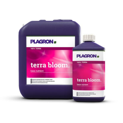 Kaksi Plagron Terra Bloom -säiliötä Bertels B.V.:ltä seisoo valkoista taustaa vasten. Suuremmassa tummanvioletissa säiliössä on vaaleanpunavalkoinen etiketti, joka heijastaa pienemmän muotoilua ja on ihanteellinen voimakkaan kukinnan edistämiseen puutarhassasi.