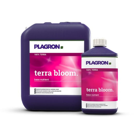 Kaksi Bertels B.V.:n Plagron Terra Bloom -tuotetta sisältävää astiaa seisoo valkoista taustaa vasten. Suuremmassa tummanvioletissa astiassa on vaaleanpunainen ja valkoinen etiketti, joka toistuu pienemmän astian etiketissä ja on ihanteellinen edistämään runsasta kukintaa puutarhassasi.