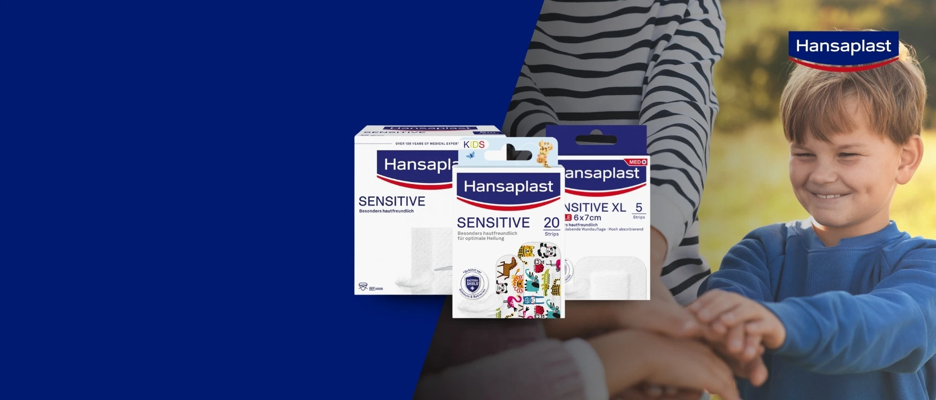 Hansaplast Sensitive Pflasterprodukte (inklusive Kids-Variante und XL-Strips) sind vor blauem Hintergrund abgebildet. Rechts daneben lächelt ein Kind, während eine erwachsene Person im Hintergrund den Arm verbindet. Oben rechts ist das Hansaplast-Logo sichtbar.