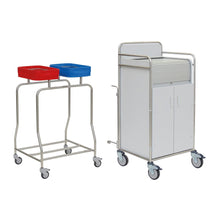 Zwei Novocal Stationswagen: einer mit zwei farbcodierten Behältern (rot/blau) auf einem vollverschweißten Edelstahlrahmen, und einer als weißer fahrbarer Schrank mit Rolltop-Fach - ideal für Krankenhäuser. Marke: Novocal.