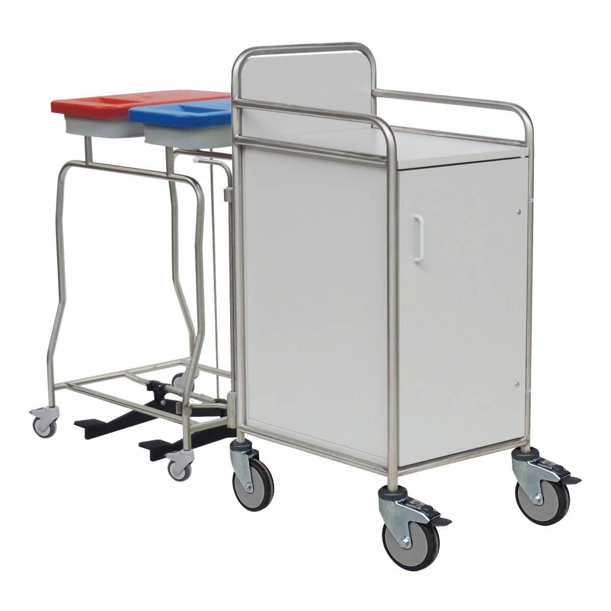 Novocal-asemavaunussa on ruostumattomasta teräksestä valmistettu runko, jossa on täysin hitsatut liitokset, neljä pyörää, valkoinen kaappi, jossa on kahva ja ovi, sekä kaksi takana olevaa roskakoria - yksi punaisella ja yksi sinisellä kannella - ihanteellinen hoitolaitoksille.