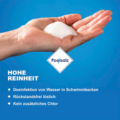 Eine offene Hand hält einen Haufen weißes Salinen Poolsalz, reines Siedesalz ohne Trennmittel, mit der Aufschrift „hohe Reinheit“, was auf hohe Reinheit schließen lässt. Stichpunkte erwähnen, dass es in Schwimmbädern vollständig rückstandsfrei löslich und chlorfrei ist. Die Salinen Austria AG.