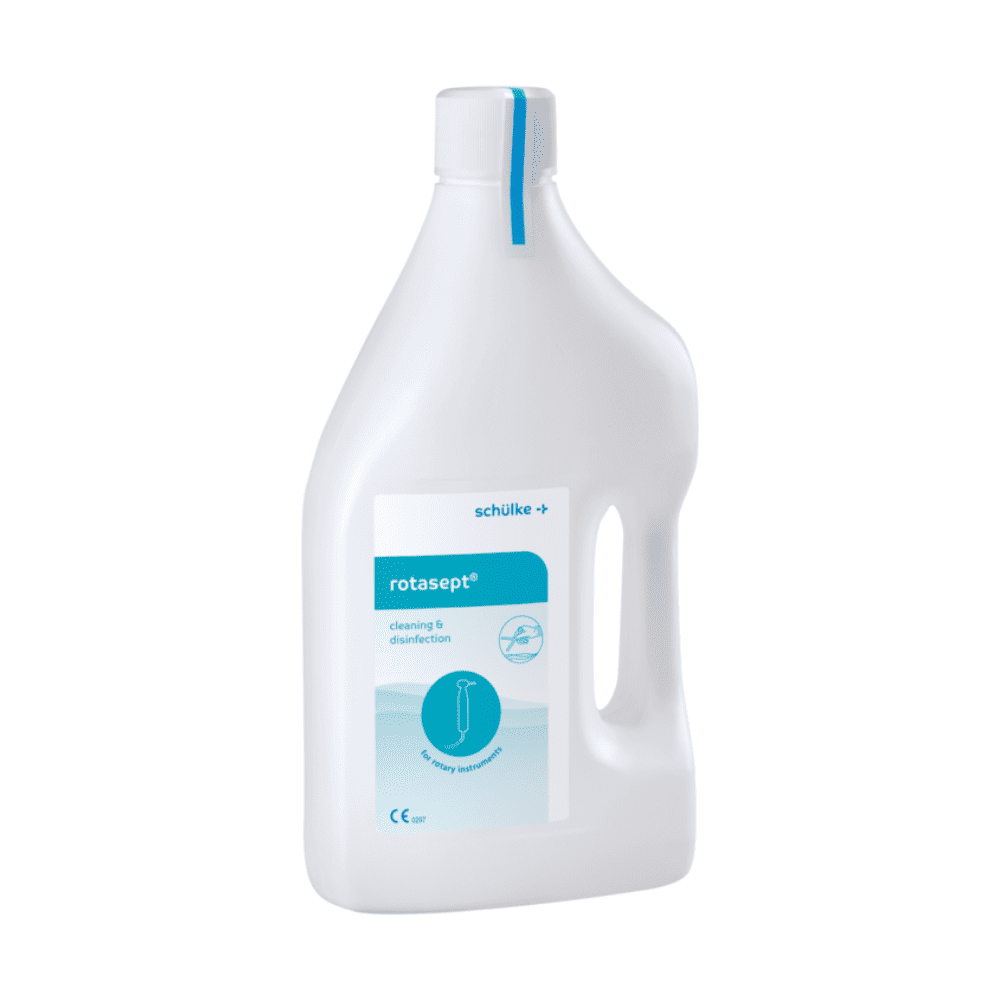 Valkoisessa muovipullossa, jossa on kahva, on Schülke & Mayr GmbH:n Rotasept®-desinfiointiaineen valmis liuos (2 l). Etiketissä on tuotetietojen lisäksi myös kuvia pyörivistä instrumenteista, jotka viittaavat instrumenttien desinfiointiin.