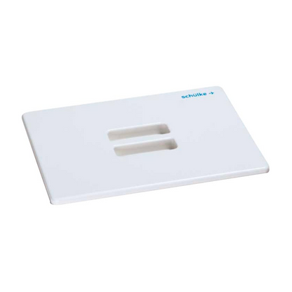 Schülke Wannen-System 3 litraa Schülke & Mayr GmbH:ltä on valkoinen, suorakulmainen tuote, jossa on kaksi rinnakkaista, suorakulmaista aukkoa keskellä ja tuotemerkki "schülke" sinisellä tekstillä oikeassa yläkulmassa, mikä tekee siitä ihanteellisen instrumenttien käsittelyyn ja lääketieteellisiin sovelluksiin.