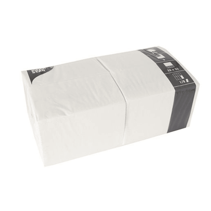 Suorakulmainen pakkaus PAPSTAR 250 lautasliinaa, 3-kerroksinen 1/8-taitos PAPSTAR GmbH:lta on kooltaan 33 x 33 cm ja pakattu läpinäkyvään muoviin, jossa on mustavalkoinen etiketti toisessa päässä.