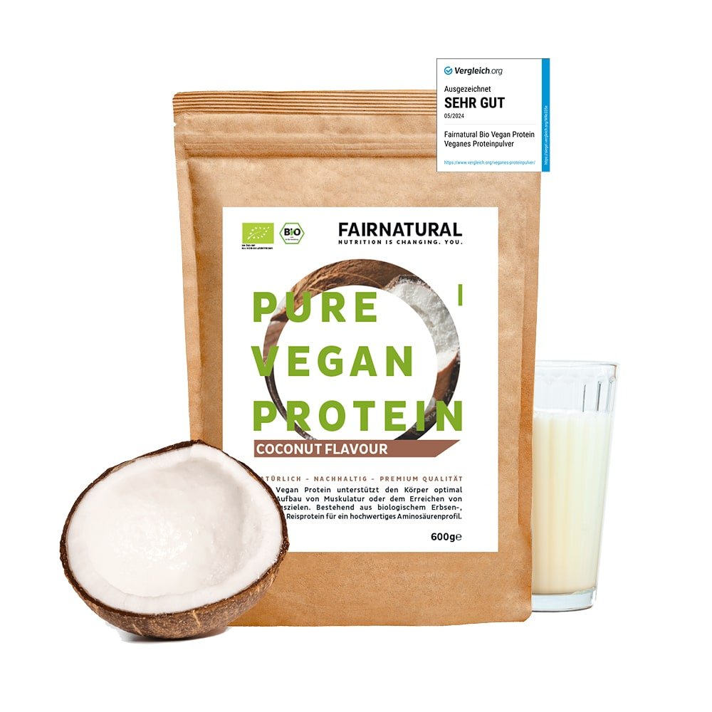 Ruskea uudelleensuljettava 600 g:n pussi Fairnatural® luomuvegaanista proteiinijauhetta kookoksella ilman soijaa seisoo pystyssä puolitetun kookospähkinän ja kookosmaitolasillisen vieressä - ihanteellinen dieettiin tai lihasten kasvattamiseen herkullisena vegaanisena proteiinipirtelönä.