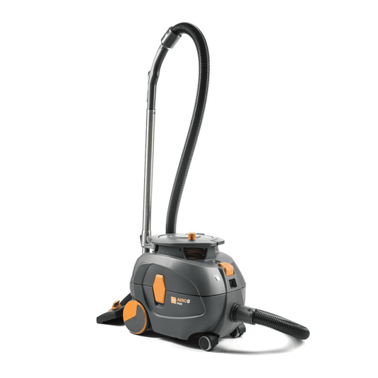 Diversey Deutschland GmbH & Co. OHG:n toimittama TASKI AERO 8 PLUS -imuri, harmaa ja oranssi, seisoo pystyssä. Tässä kompaktissa ja tehokkaassa säiliöimurissa on pitkä, joustava letku sekä sylinterimäinen runko, jossa on suuret takapyörät ja pienemmät etupyörät, mikä takaa erinomaisen liikkuvuuden ja tehokkaan siivouksen. Sen toimintaa on parannettu hiljaisen käynnin takaavalla Flüster-tekniikalla.