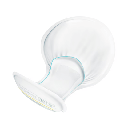 TENA Comfort Maxi -inkontinenssisuoja, jossa on valkoinen, kaareva kilpi, leveä, pyöreä laippa ja kapeampi, kuvioitu varsi, tarjoaa vaikuttavan imukyvyn. Sen ergonominen muotoilu takaa mukavuuden käytön aikana ja parantaa kokonaiskokemusta.