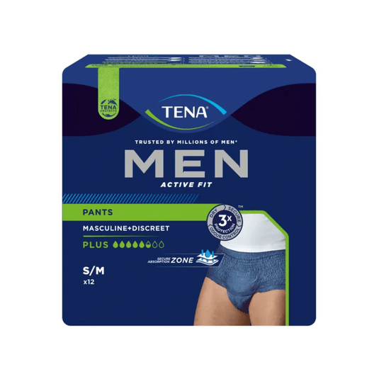 TENA – Essity Deutschland GmbH:n tarjoamat TENA Men Active Fit Pants Plus -inkontinenssihousut on pakattu tummansiniseen pakkaukseen, jossa on vihreitä yksityiskohtia, jotka korostavat maskuliinista ja huomaamatonta muotoilua. Niissä korostetaan ”3-kertaista suojaa” ja ”Plus-imevyyttä” virtsankarkailun tehokkaaksi torjumiseksi, ja pakkaus sisältää 12 housua koossa S/M.