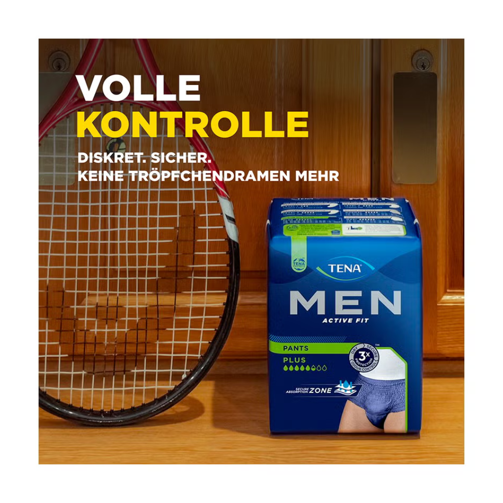 Eine Packung Muster TENA Men Active Fit Pants Plus Blue von TENA - Essity Germany GmbH liegt auf einer Holzfläche neben einem Tennisschläger. Der Text darüber lautet: "Volle Kontrolle. Diskret. Sicher. Keine Tröpfchendramen mehr - ideal bei blasenschwachen Männern.