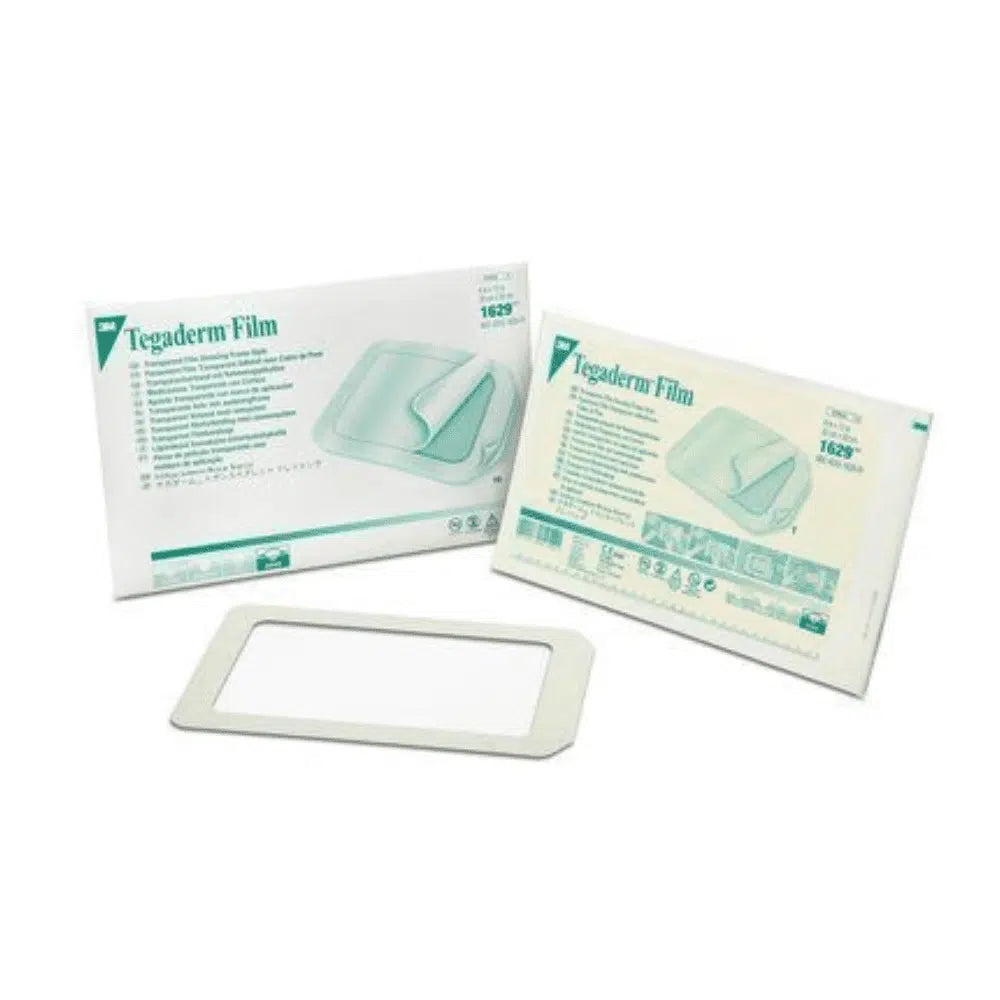 Kahden pakkauksen edessä on suorakulmainen Tegaderm Film 3M -läpinäkyvä sidos (10 x 12 cm, 5 kappaleen pakkaus, Solventum Germany GmbH) tuotetiedoilla ja kiinnityslaastarin käytön kuvalla.