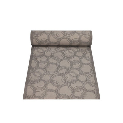 Pöytäliina PAPSTAR GmbH:n ROYAL-kokoelmasta on 24m x 40cm kokoinen, kangasmaista selluloosa-viskoosi-tissue-mix-rullaa, jossa on pyöreä geometrinen kuvio harmaa- ja beigensävyissä. Osittain rullattu materiaali näyttää elegantisti saumattoman designinsa.