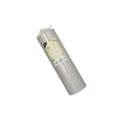 Rulla PAPSTAR kangasmaista PV-Tissue Mix -pöytäliinaa "ROYAL Collection" PAPSTAR GmbH:ltä on elegantisti merkitty tuotetiedoilla. Rulla seisoo pystyasennossa yksinkertaista valkoista taustaa vasten ja näyttää korkealaatuisen selluloosa-viskoosi-tissue-mix-koostumuksensa.