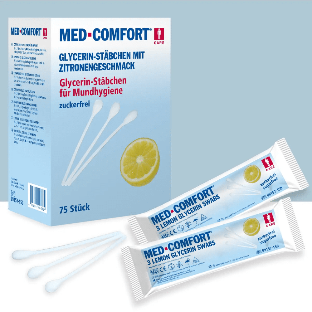 Kuva näyttää laatikon Top-Comfort PP sitruunatikkuja limen maulla suuhoitoon AMPri Handelsgesellschaft mbH:lta. Laatikko sisältää 75 kappaletta ja siinä on saksankielinen teksti. Laatikon etupuolella on lisäksi kaksi erikseen pakattua vanupuikkoa ja kaksi pakkaamatonta tikkua limen maulla.