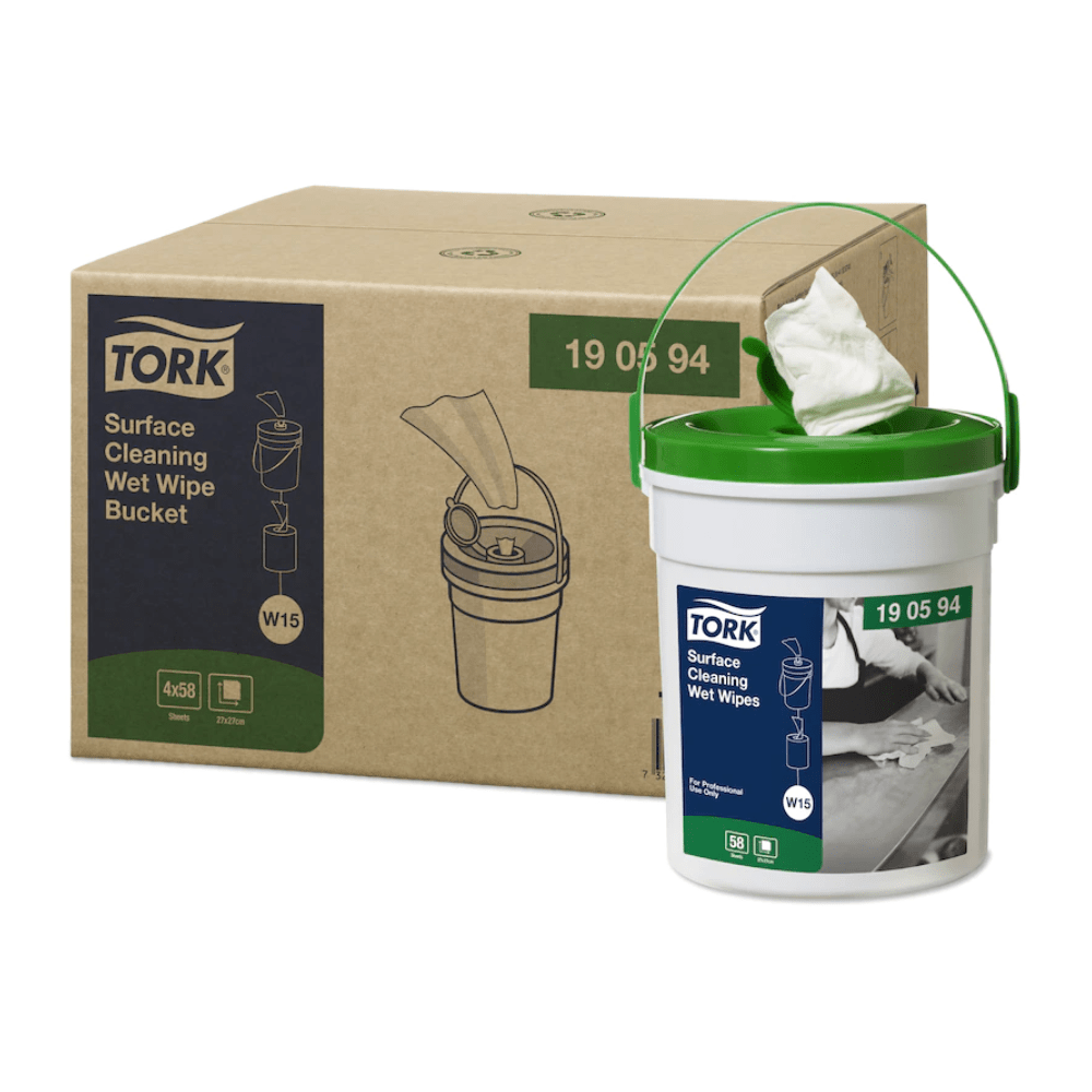 Valkoinen ämpäri, jossa on vihreä kansi ja merkintä 'Tork 190594 kosteat pintapyyhkeet Premium W15 1-kerroksinen', sijoitetaan laatikon viereen, jossa on sama TORK-brändäys. Essity Professional Hygiene Germany GmbH:n kehittämä ämpäri annostelee vaivattomasti kosteita pintapyyhkeitä tehokkaaseen pintojen puhdistukseen.