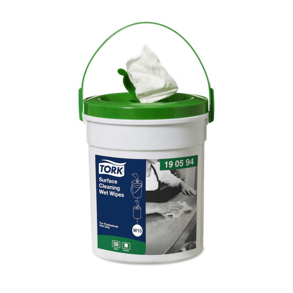Vihreä-valkoinen TORK - Essity Professional Hygiene Germany GmbH -säiliö, jossa on kahva, sisältää Tork 190594 kosteat pintapyyhkeet Premium W15 tehokkaaseen pintojen puhdistukseen. Kannesta pilkistää pyyhe, ja etiketissä on kuva käsistä, jotka pyyhkivät pintaa, tekstillä 'For Professional' ja 'W15', mikä viittaa premium-laatuun.