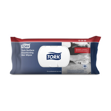 Eine Packung Tork 193600 feuchte Desinfektionstücher für Oberflächen Premium W20 der Marke TORK – Essity Professional Hygiene Germany GmbH wird in einem hauptsächlich grauen Design mit blauen und roten Akzenten präsentiert. Es verspricht „99,99 % aller Bakterien abzutöten“ und enthält 60 Tücher pro Packung mit der Aufschrift „Nur für den professionellen Gebrauch“, was es zu einer ausgezeichneten Wahl für Oberflächendesinfektionsmittel macht.