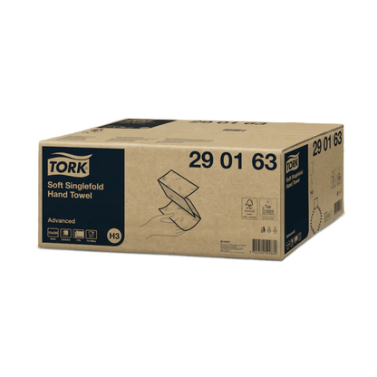 Ruskea laatikko, jossa lukee ”Tork Zickzack-Käsipyyhkeet Advanced H3”, mallinumero 290163, ja yksinkertainen piirros kädestä, joka vetää edistyksellisen pyyhkeen ulos. Laatikossa on symboleja ja tuotetietoja, jotka korostavat sen soveltuvuutta niille, jotka etsivät TORK – Essity Professional Hygiene Germany GmbH:n zickzack-pyyhkeiden mukavuutta.