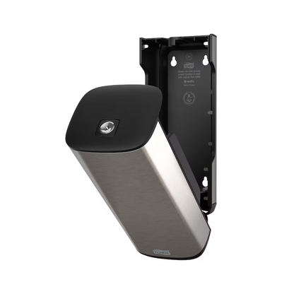 Essity Professional Hygiene Germany GmbH:n Tork 460010 ruostumattomasta teräksestä ja mustasta valmistettu saippua- ja käsidesiannostelija seinäkiinnitykseen avoimella etupaneelilla, joka paljastaa sisäosan. Tämä moderni muotoilu sisältää myös osittain irrotetun paneelin, joka paljastaa sisäpidikkeen ja ruuvien paikat.