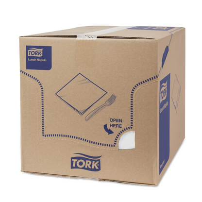 Suuri laatikko, jossa lukee 'Tork 477149 lounasliinat valkoinen Advanced 1/4-taitto 2-kerroksinen', näyttää TORK-logon – Essity Professional Hygiene Germany GmbH. Sinisen ja valkoisen sävyinen pakkaus korostaa kaksikerroksisten lounasliinojen ympäristöystävällisyyttä ja siinä on 'Avaa tästä' -ohje sekä etupuolella perforoitu aukko.