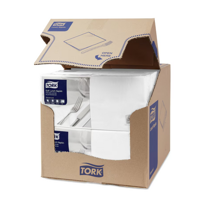 Laatikko, jossa on Tork 477414 Soft Lunchservietten Weiß Advanced 3-kerroksisia lautasliinoja, on osittain auki ja paljastaa neljä pinoa kolmikerroksisia, teollisesti kompostoituvia valkoisia lautasliinoja. Laatikossa on TORKin sinivalkoinen brändäys - Essity Professional Hygiene Germany GmbH, yhdessä tuoteinformaation kanssa ja selkeä „Tässä avataan“-ohje yläkannessa.
