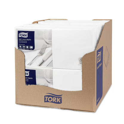 Laatikko sisältää useita pakkauksia Tork 477414 Soft Lunchservietten -lautasliinoja, joista jokaisessa on TORK-logo ja tuoteinformaatio. Lautasliinat, 3-kerroksisia kestävyyden lisäämiseksi, ovat siististi pinottuina osittain avoimessa laatikossa.