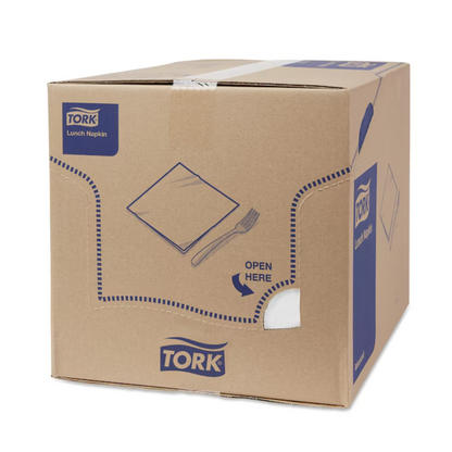 Tork 477414 Soft Lunchservietten Weiß Advanced 3-kerroksisten lautasliinojen laatikossa on sinistä tekstiä ja symboleja „Tässä avataan“-leikkauksen vieressä, jossa on kuvia lautasliinasta ja haarukasta. Laatikko on suljettu valkoisella teipillä ja siinä on useilla sivuilla selkeästi näkyvissä Essity Professional Hygiene Germany GmbH:n TORK-brändäys. Se sisältää teollisesti kompostoituvia 3-kerroksisia lautasliinoja.