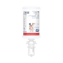 Eine transparente und weiße Flasche Tork 520202 alkoholfreier Händedesinfektionsschaum Premium S4 von TORK – Essity Professional Hygiene Germany GmbH. Die Flasche ist umgedreht und mit einer Spenderdüse versehen, um eine nachhaltige Handhygiene zu fördern. Das Etikett enthält Gebrauchsanweisungen und Produktdetails in mehreren Sprachen.