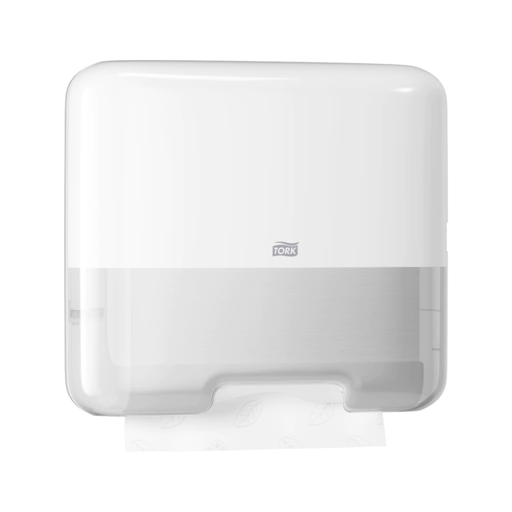 Der im modernen Elevation H3-Stil gestaltete Tork 553100 Mini-Spender für Zickzack-Handtücher präsentiert auf der Vorderseite elegant die Marke „Tork“. Ein transparenter Bereich an der Unterseite ermöglicht den Blick auf ein teilweise gespendetes Zickzack-Handtuch.