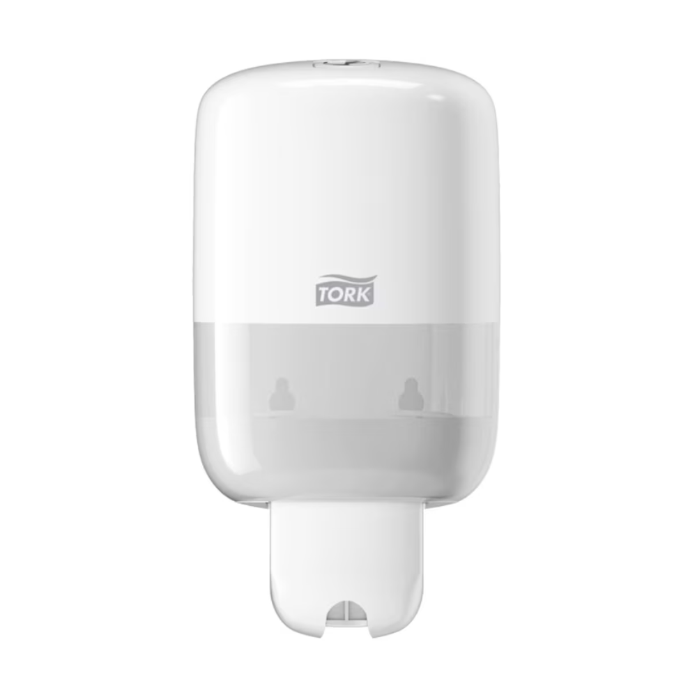 Tork 561000 Mini-annostelija nestesaippualle Elevation S2, valmistettu Essity Professional Hygiene Germany GmbH:n toimesta TORK-brändin alla, omaa siistin ja modernin Elevation-muotoilun läpinäkyvällä alaosalla helppoa seinäkiinnitystä varten. Etupuolella on näkyvillä Tork-logo, kun taas pohjassa on tehokas annosteluaukko.