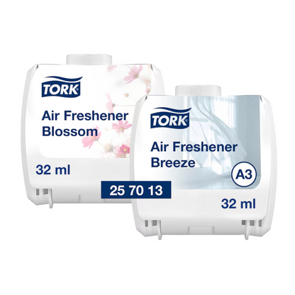 Ausgestellt werden zwei Tork Kontinuierlicher Lufterfrischer-Spender von TORK – Essity Professional Hygiene Germany GmbH. Einer der Spender, „Blossom“ genannt, zeigt Blumenmotive, während der andere, „Breeze“, eine ruhige Fensterszene zeigt. Beide haben ein Fassungsvermögen von 32 ml und sind mit Produktcodes versehen; einer zeigt „25 70 13“ und der andere „A3“.