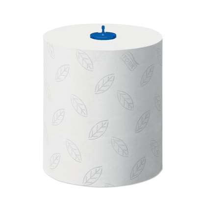Suuri rulla pehmeitä, valkoisia 2-kerroksisia paperipyyhkeitä Tork Matic® 290067 TORK – Essity Professional Hygiene Germany GmbH:lta, hienovaraisella lehtikuviolla ja sinisellä muovikeskiosalla moderniin käsienkuivaukseen.