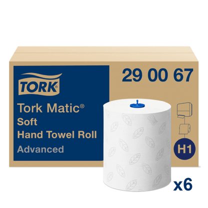 Kuva Tork Matic® 290067 pehmeästä rullapyyhkeestä Advanced H1 2-kerroksinen pakkaus, joka näyttää ruskean laatikon, jossa on brändin ikoninen logo. Vieressä on valkoinen paperipyyherulla, joka on koristeltu lehtikuvioilla ja merkitty 'H1 x6', mikä tekee siitä ihanteellisen edistyneeseen käsienkuivaukseen luotettavalla Tork Matic® rullapyyhesysteemillä TORK – Essity Professional Hygiene Germany GmbH:lta.