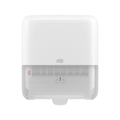 Valkoinen, seinälle asennettu Tork Matic® 551000 -rullapyyheannostelija Elevation H1, jossa on läpinäkyvä alaosa helppoa täyttötason tarkkailua varten. Etupuolella on TORK – Essity Professional Hygiene Germany GmbH -logo sekä kaavio, joka näyttää, kuinka rullapyyhkeet vedetään ulos.