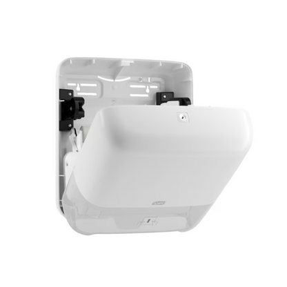 Tork Matic® 551000 -rullapyyheannostelija Elevation H1 TORK – Essity Professional Hygiene Germany GmbH:ltä on tyylikäs ja moderni valkoinen seinäasennettava annostelija, jossa on avoin etuosa, joka näyttää sisäisen yksittäislehtimekanismin. Siinä on sileät pinnat, pyöristetyt reunat ja täyttötason näyttö.